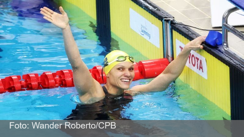 Carol Santiago é tricampeã mundial dos 100m costas em Singapura