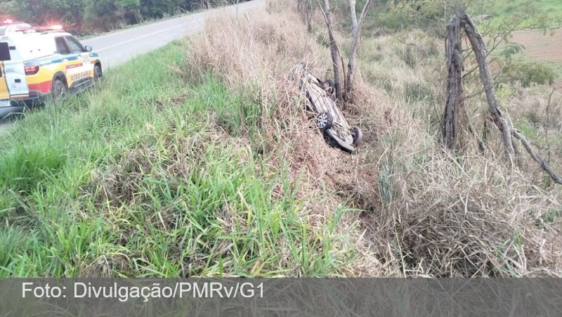 Casal em carro roubado no RJ tenta fugir da polícia, mas capota veículo e é preso com maconha na MG-265 em Rio Pomba