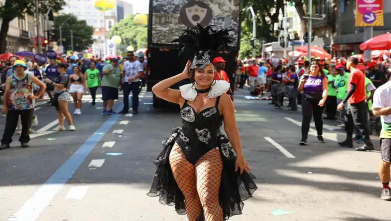 Cordão do Bola Preta celebra tradição de 107 carnavais no Rio; Paolla Oliveira se emociona como rainha do bloco