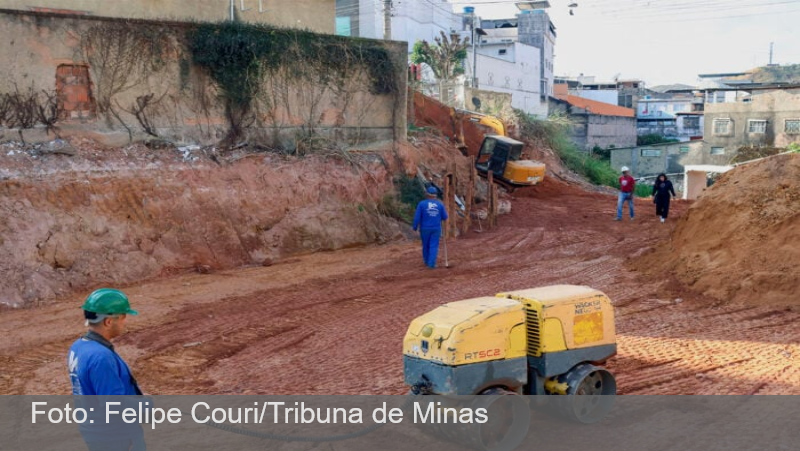 Engolida por cratera há 8 meses, rua na Zona Leste de Juiz de Fora será liberada em setembro