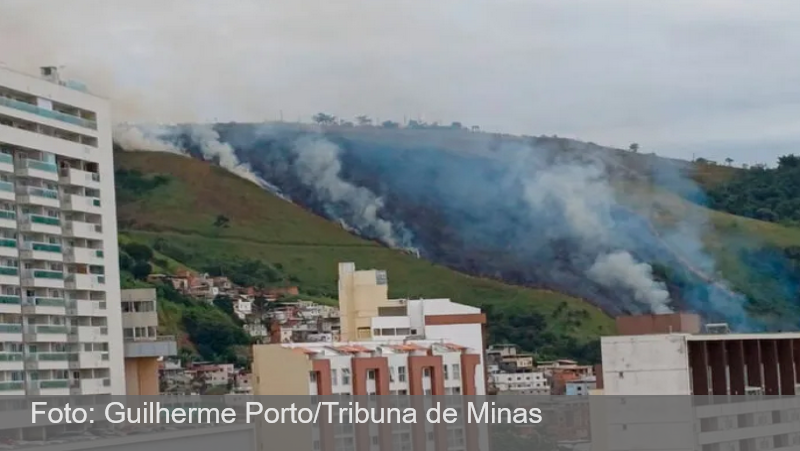 Bombeiros de Juiz de Fora combatem incêndio próximo ao Morro do Cristo