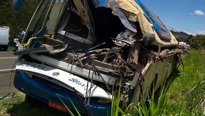 SP: Seis vítimas do acidente entre ônibus e caminhão permanecem internadas