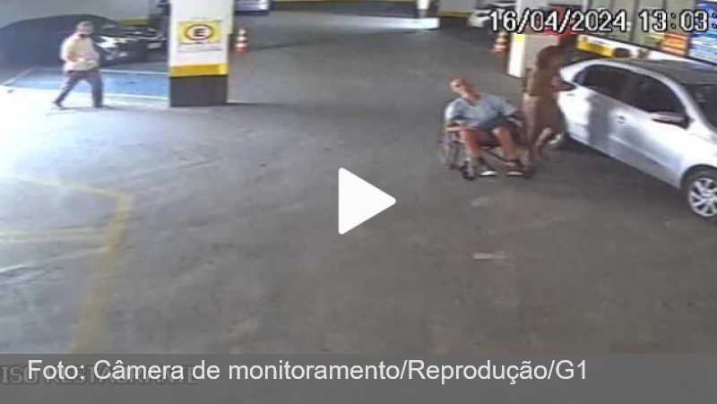 VÍDEO: já imóvel, idoso é retirado de carro antes de ser levado a banco