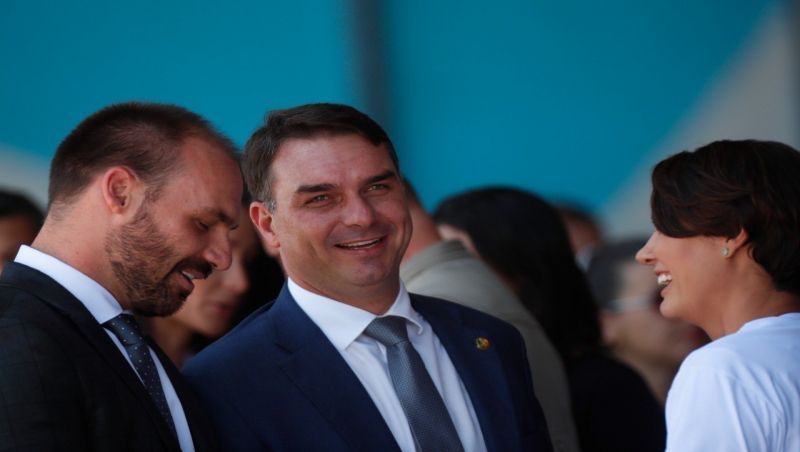 Bolsonaro não tem como controlar reação violenta de apoiadores se perder eleição, diz Flávio