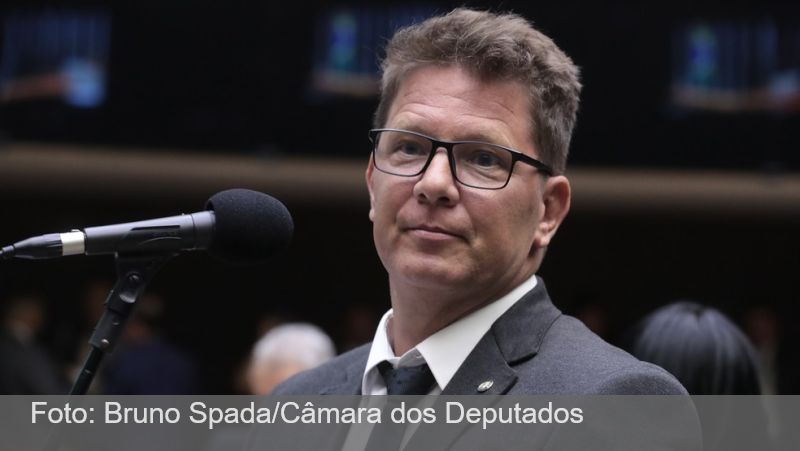 Ex-funcionária pagou cartão da esposa de Mario Frias e fez PIX para ex-chefe de gabinete, indicam comprovantes bancários
