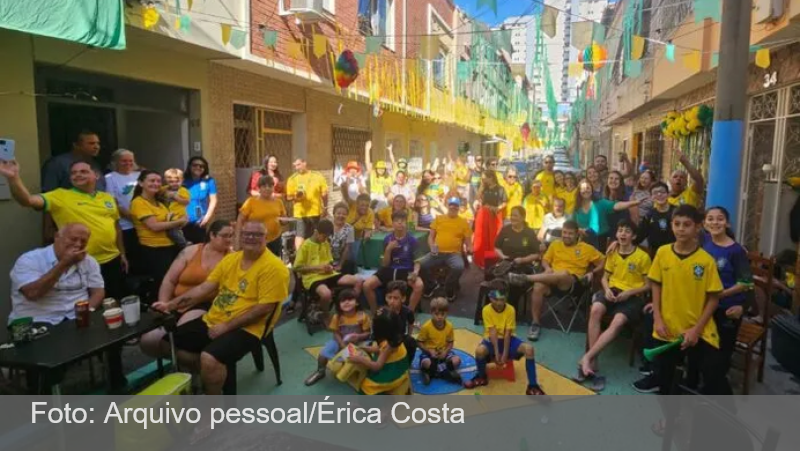 Moradores de vila em Juiz de Fora transformam jogos do Brasil em festa entre vizinhos