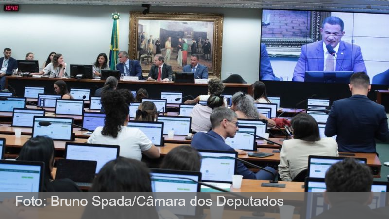 Comissão adia para amanhã votação sobre PEC que reduz maioridade penal