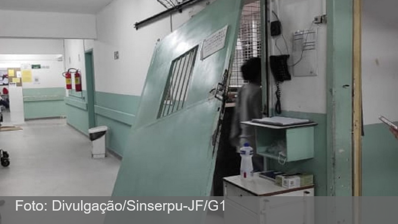 Paciente chuta e derruba porta de aço após perder chamada para atendimento no HPS em Juiz de Fora