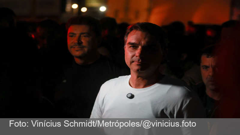 Flávio Bolsonaro faz romaria de 4h em GO e evita falar sobre crise com Michelle