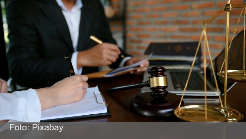 Juiz multa advogadas por inserirem ‘código secreto’ em letra invisível para tentar enganar IA e sabotar processo; entenda