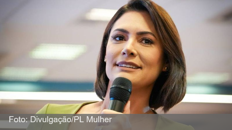 “Um dia de cada vez”, afirma Michelle sobre relação com enteados; assista