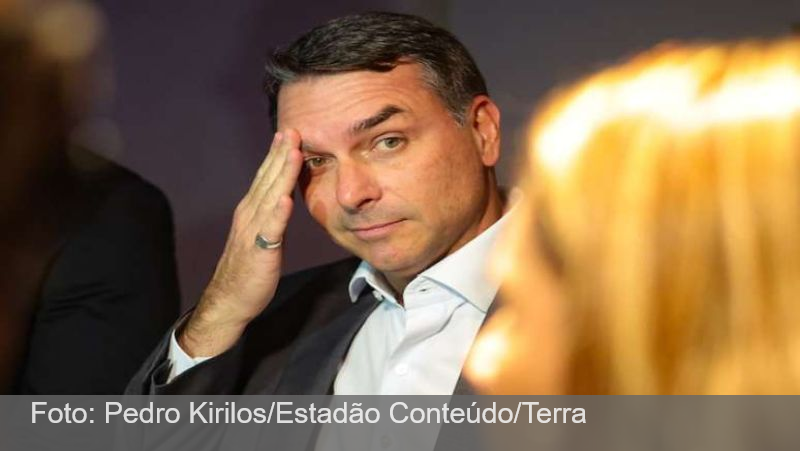 Flávio Bolsonaro viajou com família em jatinhos emprestados por empresários