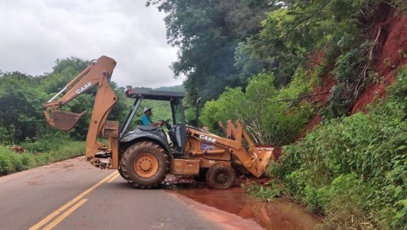 Mais de 100 pontos de rodovias de Minas Gerais seguem interditados