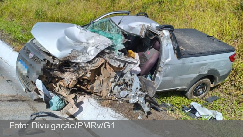 Motorista de caminhonete morre após invadir a contramão e bater de frente com carreta na BR-265 em Barroso
