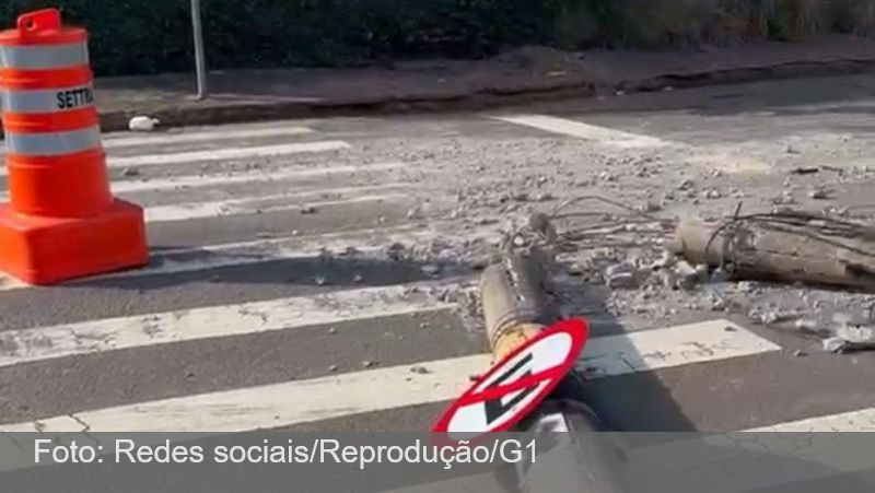 Queda de poste e impasse na retirada mantêm rua interditada há quase 24 horas em Juiz de Fora