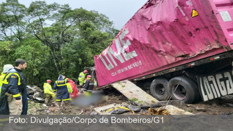 9 membros de equipe de remo morrem após carreta tombar sobre van no Paraná