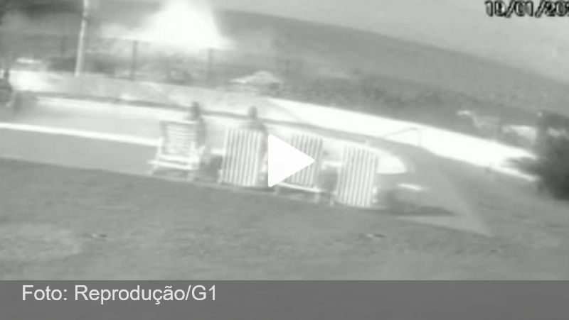 Vídeo mostra momento em que helicóptero cai em praia de Florianópolis