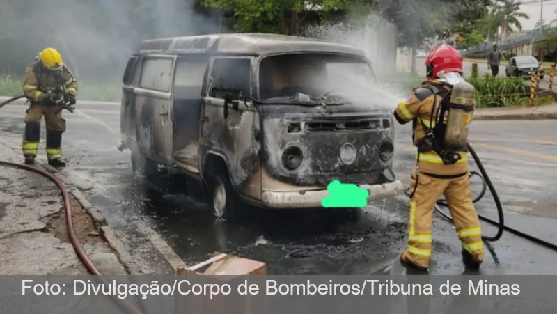 Fogo destrói Kombi na Avenida JK em Juiz de Fora