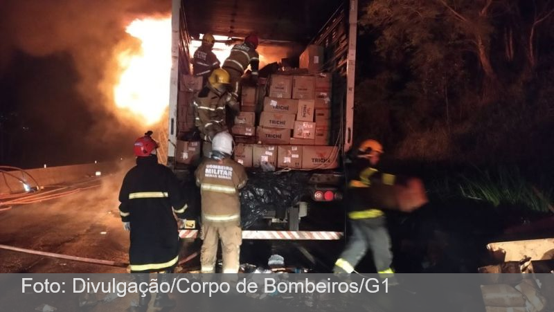 Caminhão carregado de encomendas pega fogo na BR-040, em Juiz de Fora; VÍDEO