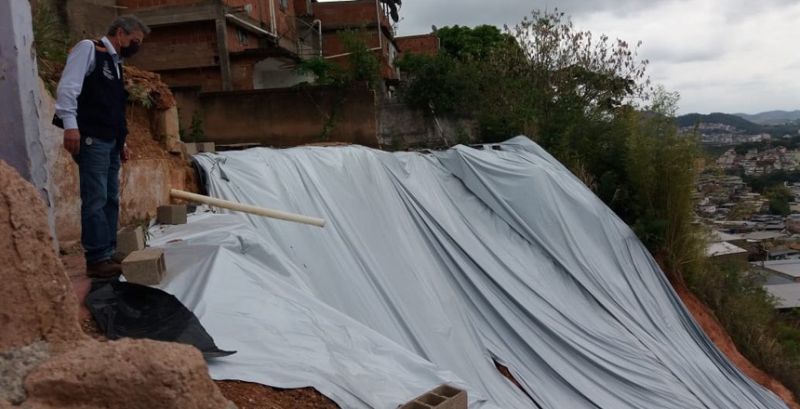 JF: Operação de colocação de lona em encosta tem início no Santa Cândida