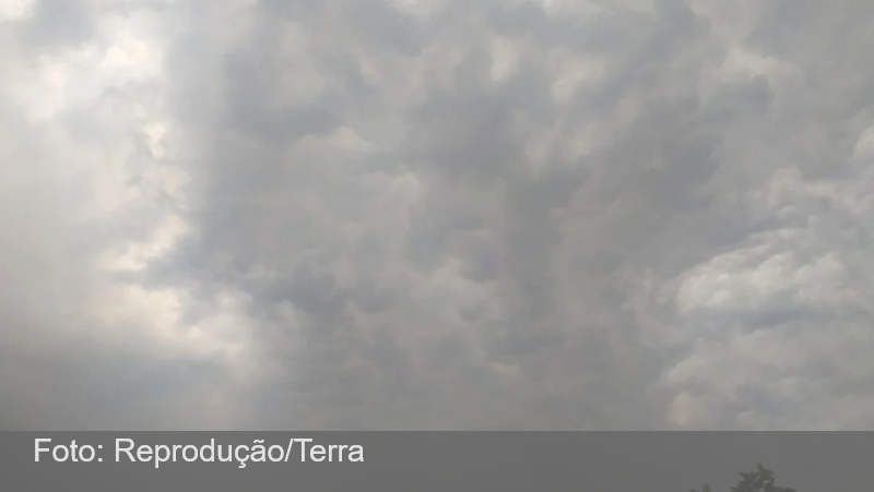 Chuva preta: como é a água que deve cair sobre cinco estados e a relação com as queimadas