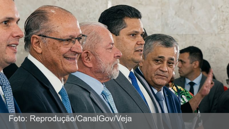 Desconforto de Lula e Alcolumbre chama atenção em posse no TSE