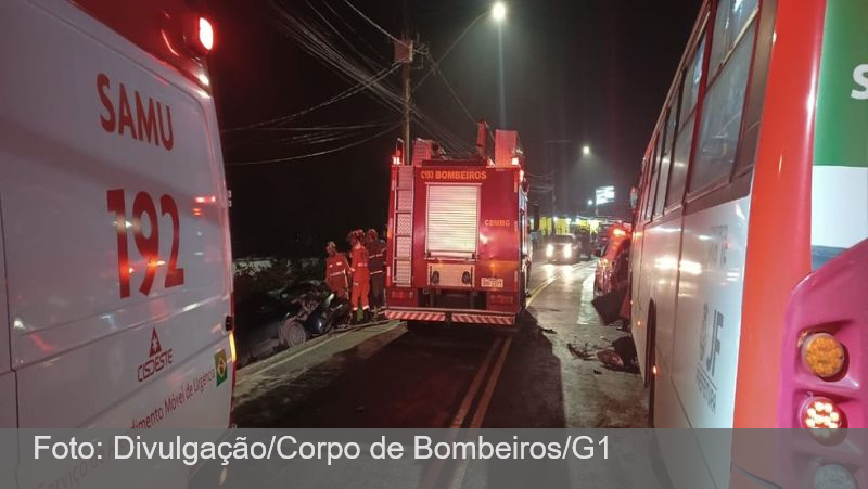 Motorista bate de frente com ônibus urbano e morre em Juiz de Fora