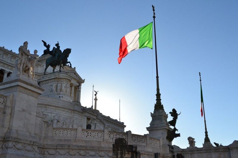 Itália determina que bares fechem cedo contra nova onda de covid-19