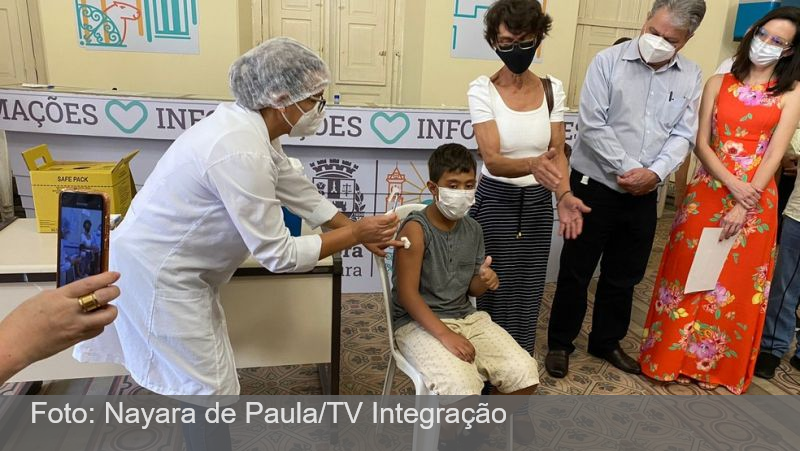 Menino de 11 anos é a 1ª criança vacinada contra a Covid-19 em Juiz de Fora