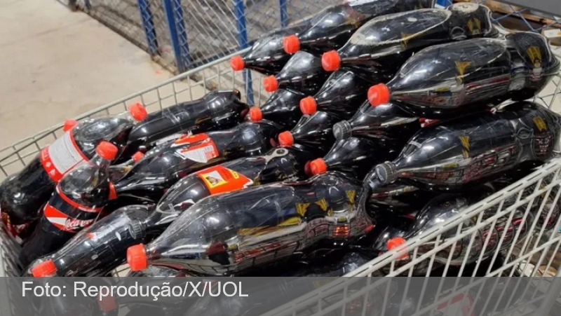Coca-Cola recolhe garrafas e assume prejuízo por furto de figurinha da Copa