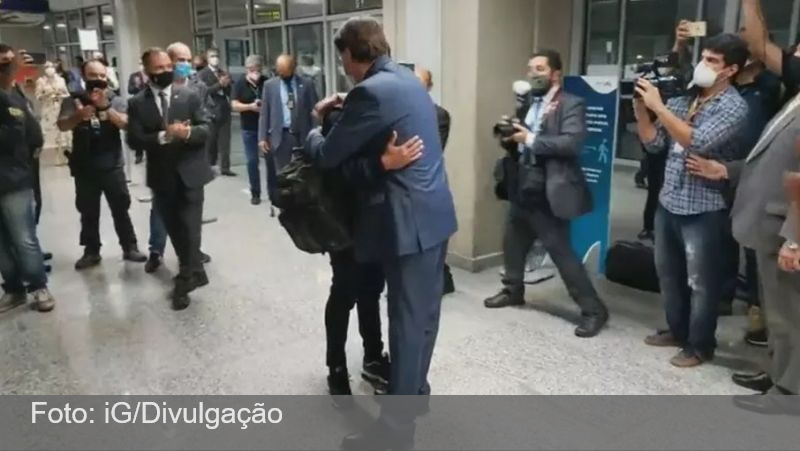 Após soltura, ex-motorista é recebido por Bolsonaro