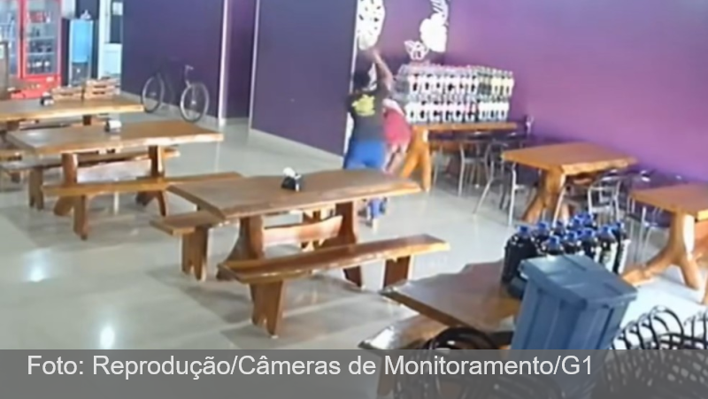 VÍDEO: Mulher é expulsa a chineladas ao tentar furtar loja de açaí em Uberlândia