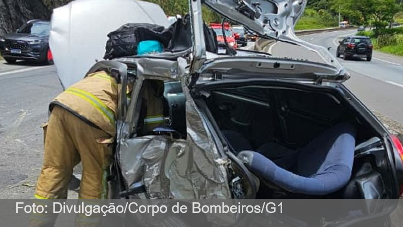 Um morre e dois ficam gravemente feridos em acidente entre carros na BR-040 em Matias Barbosa