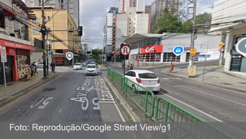 Motorista fica ferido após bater contra mureta na avenida Itamar Franco, em Juiz de Fora