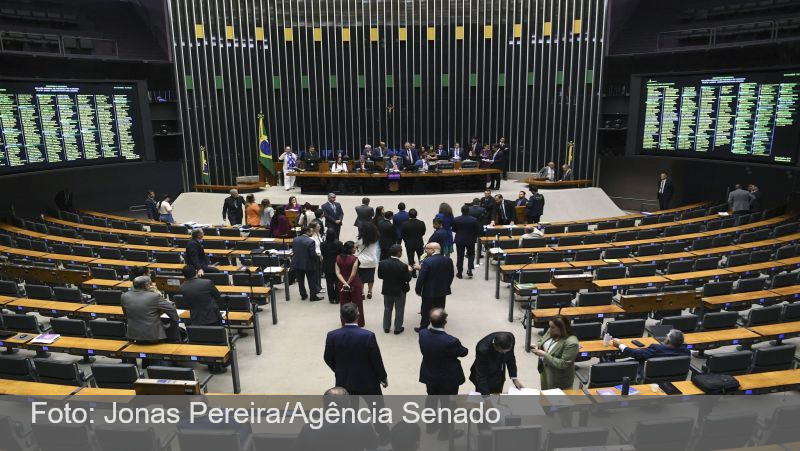 Câmara faz sessão de 8 minutos para viabilizar votação da 6x1 em comissão