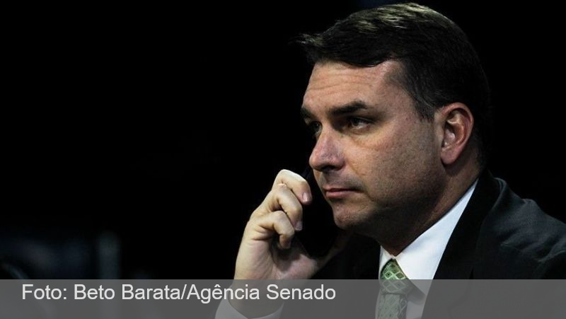 Bolsonaro me disse para ficar firme e que Michelle não é opção, diz Flávio