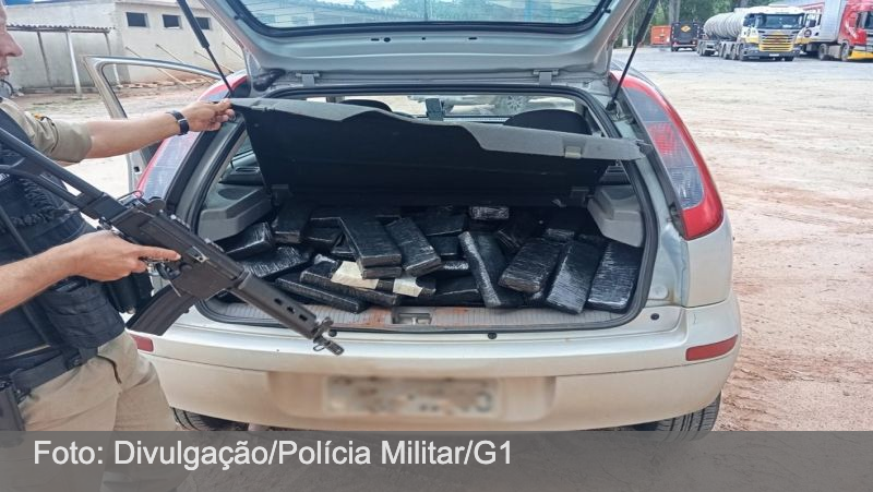 Mais de 230 barras de maconha são apreendidas em carro que saiu do Paraná com destino a Juiz de Fora
