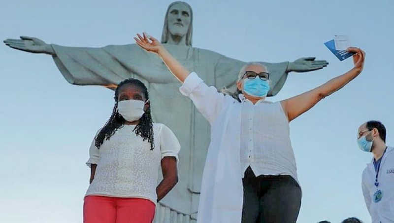 Rio dá início à vacinação contra a covid-19 aos pés do Cristo