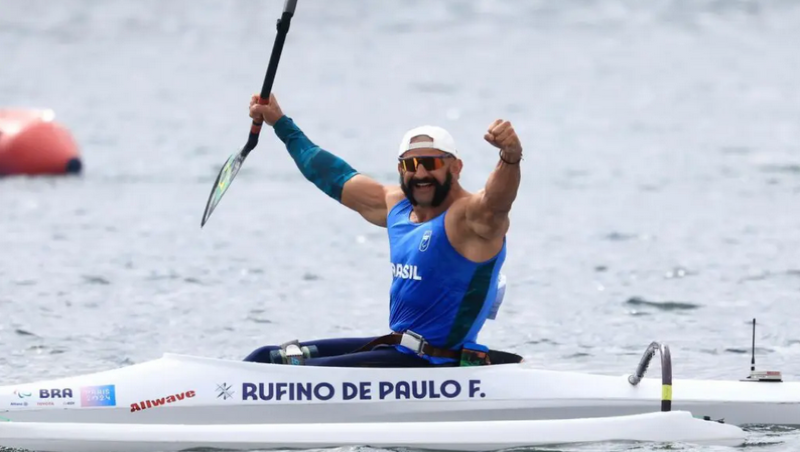 Fernando Rufino conquista o ouro na canoagem em prova com dobradinha brasileira