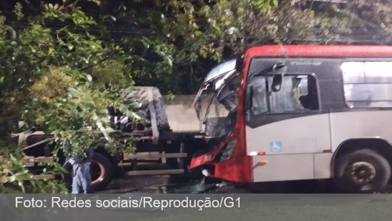 Ônibus urbano bate na traseira de caminhão em Juiz de Fora