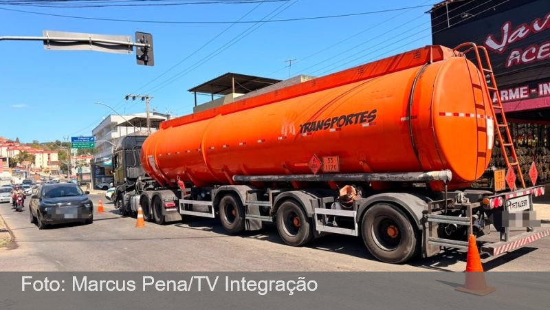 Pedestre é atropelado por carreta em Juiz de Fora; vídeo