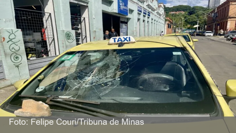 Concreto se desprende de prédio e atinge táxi em Juiz de Fora