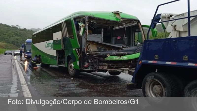 Acidente entre dois ônibus deixa 9 feridos na BR-040