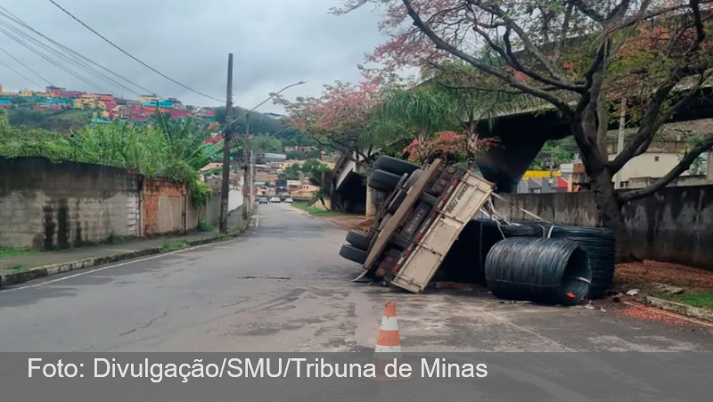 Carreta tomba embaixo de viaduto na Zona Norte de Juiz de Fora