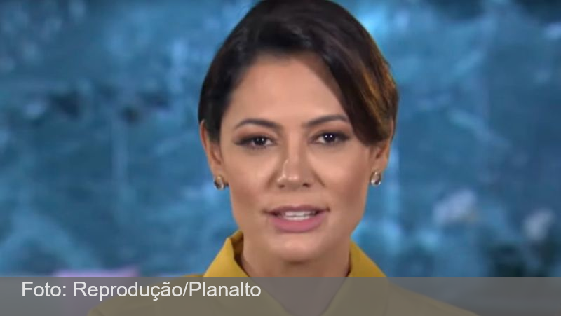 Michelle Bolsonaro chora ao falar de ataque à filha 