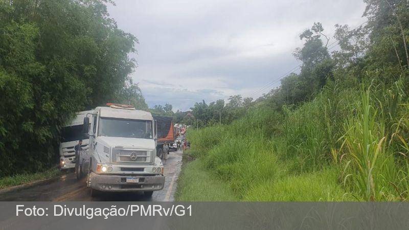 MG-353 fica fechada por quase 1 hora após carreta derrapar; polícia alerta para risco de óleo na pista