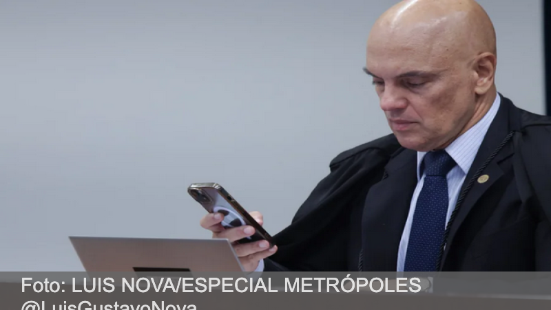 Moraes pede à PGR parecer sobre incluir Jair e Flávio Bolsonaro em inquérito de Eduardo