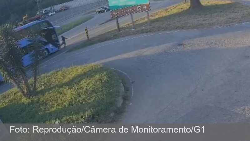 Pedestre tenta atravessar BR-040 em Santos Dumont, não vê ônibus e é atingido em cheio; VÍDEO