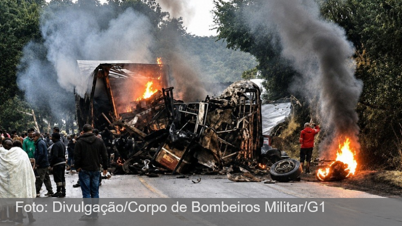 Colisão entre ônibus e carreta deixa 8 mortos na BR-251 em Minas Gerais