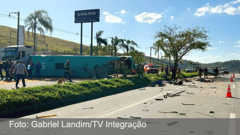 Polícia Civil quer incluir mais vítimas no inquérito do acidente entre ônibus de viagem e coletivo na BR-040, em Juiz de Fora